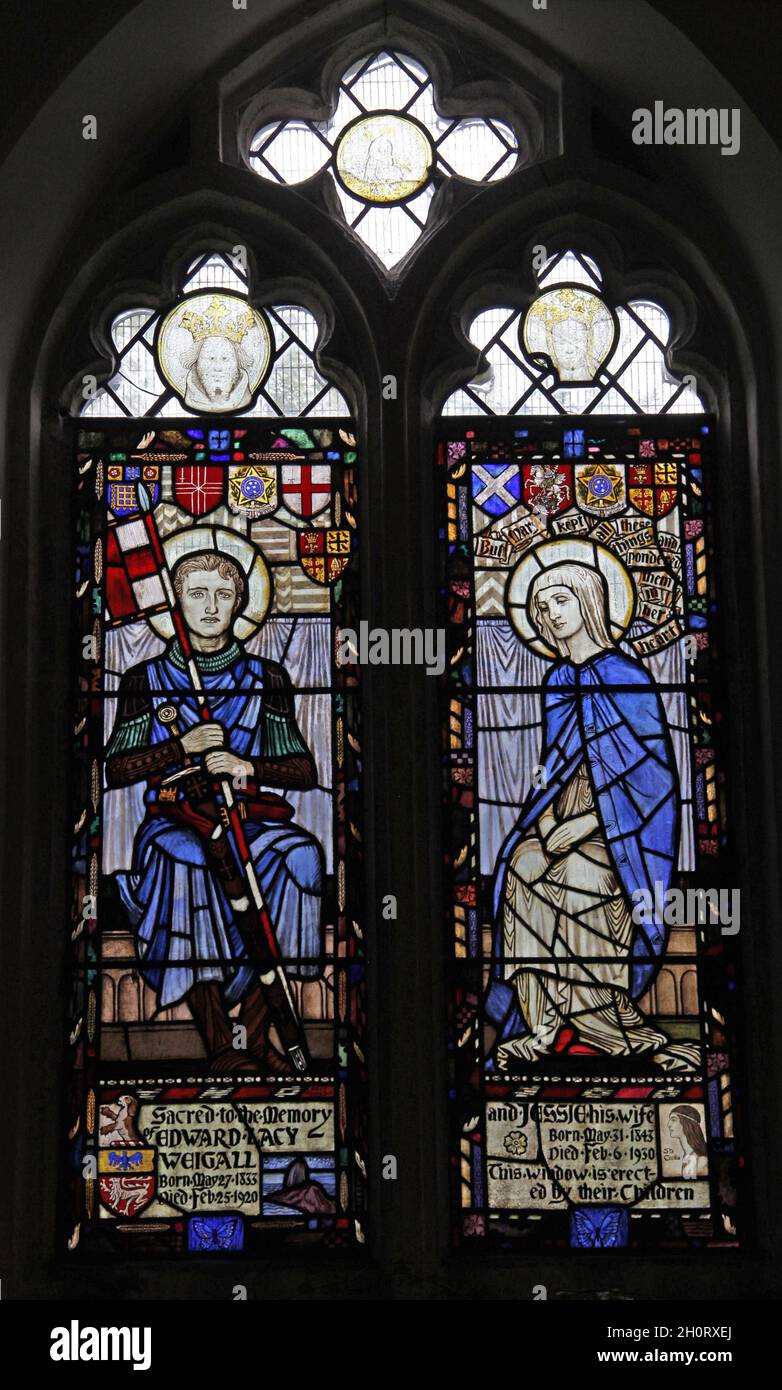 Ein Buntglasfenster von Robert Anning Bell mit St. George und unserer Lieben Frau, All Saints' Church, Wytham, Berkshire, England Stockfoto