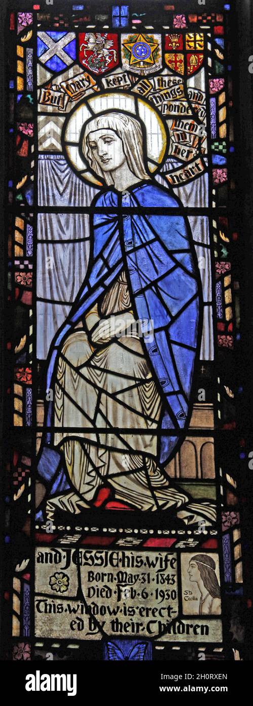 Ein Buntglasfenster von Robert Anning Bell aus dem Jahr 1906, das die Muttergottes, die Allerheiligen-Kirche, Wytham, Berkshire, England, darstellt Stockfoto