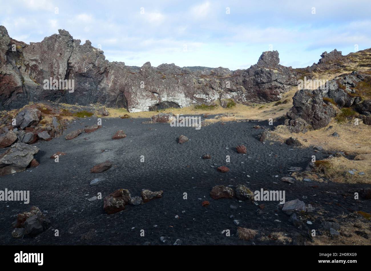 Schwarze Lavagesteinsformationen am Strand von Dritvik in Island. Stockfoto