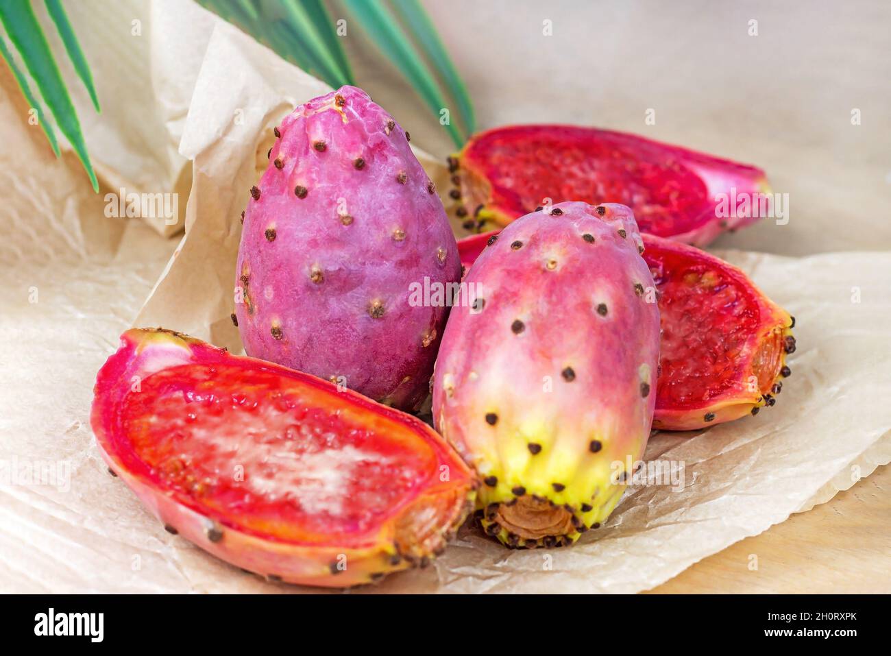 Leuchtend exotische rosa Kaktusfeigen Kaktus Frucht oder opuntia auf hellem Hintergrund. Stockfoto