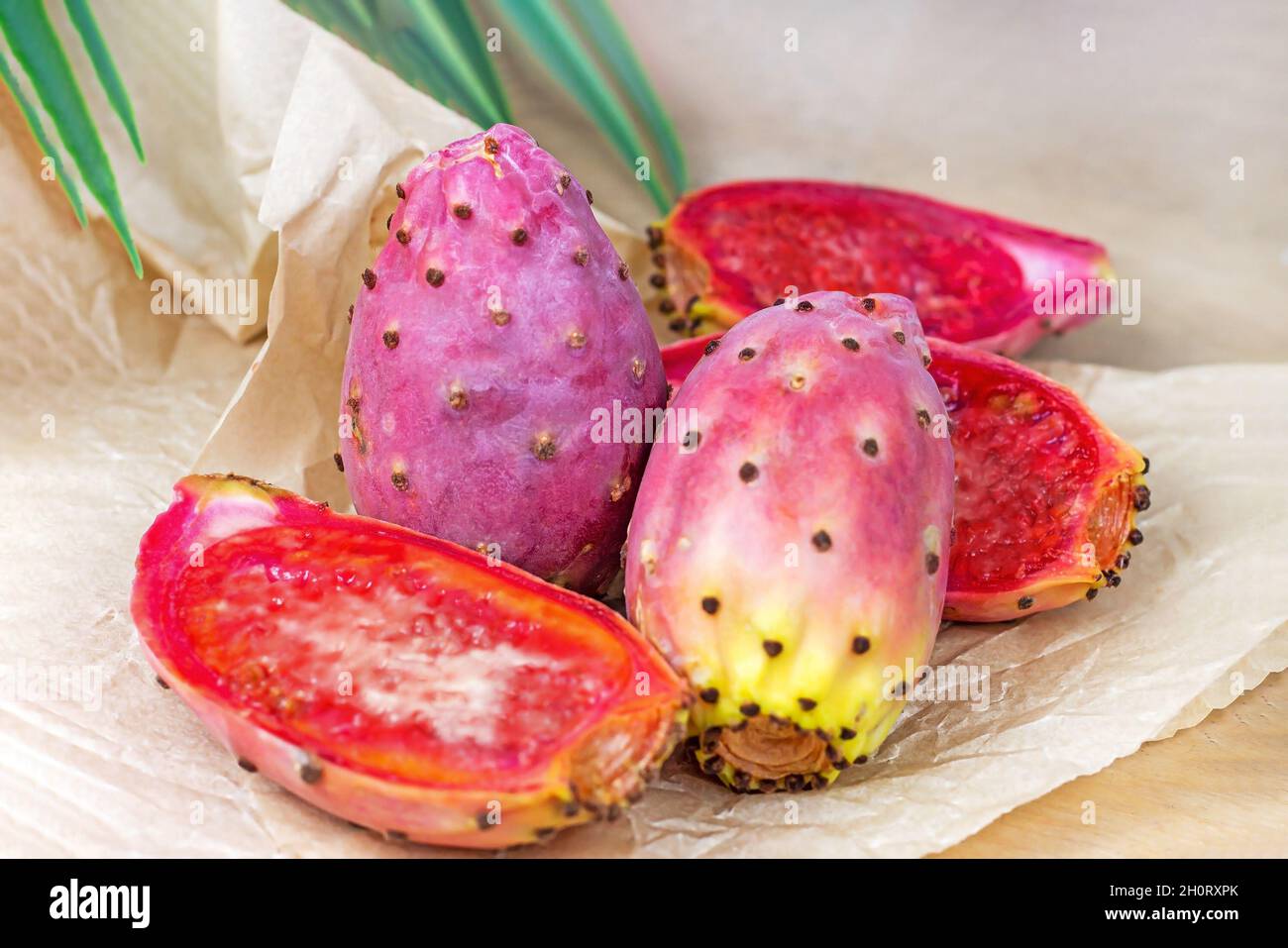 Leuchtend exotische rosa Kaktusfeigen Kaktus Frucht oder opuntia auf hellem  Hintergrund Stockfotografie - Alamy