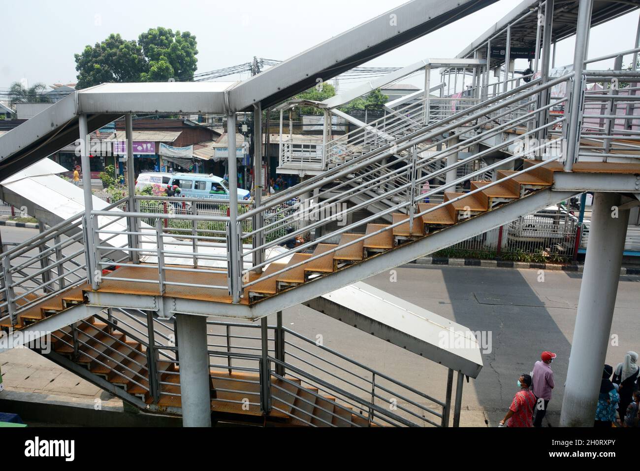 Bau der Fußgängerbrücke über die Straße Stockfoto