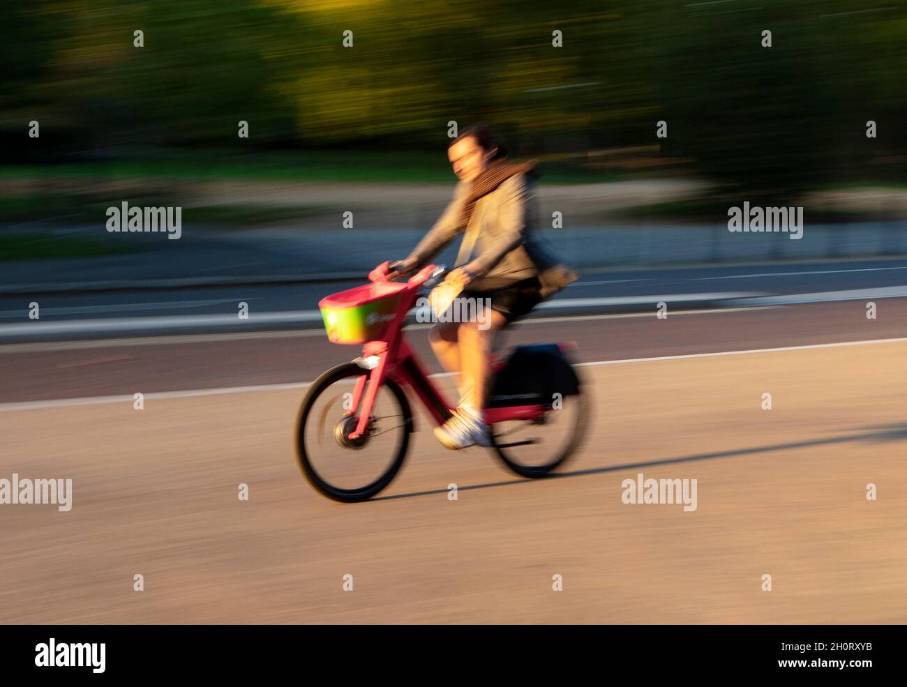 Radfahrer auf dem South Carriage Drive, Hyde Park, London; schnelle Bewegungen erzeugen unscharfe Bilder Stockfoto