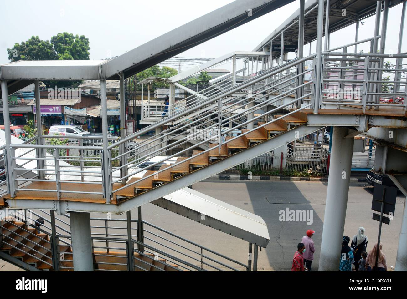 Bau der Fußgängerbrücke über die Straße Stockfoto