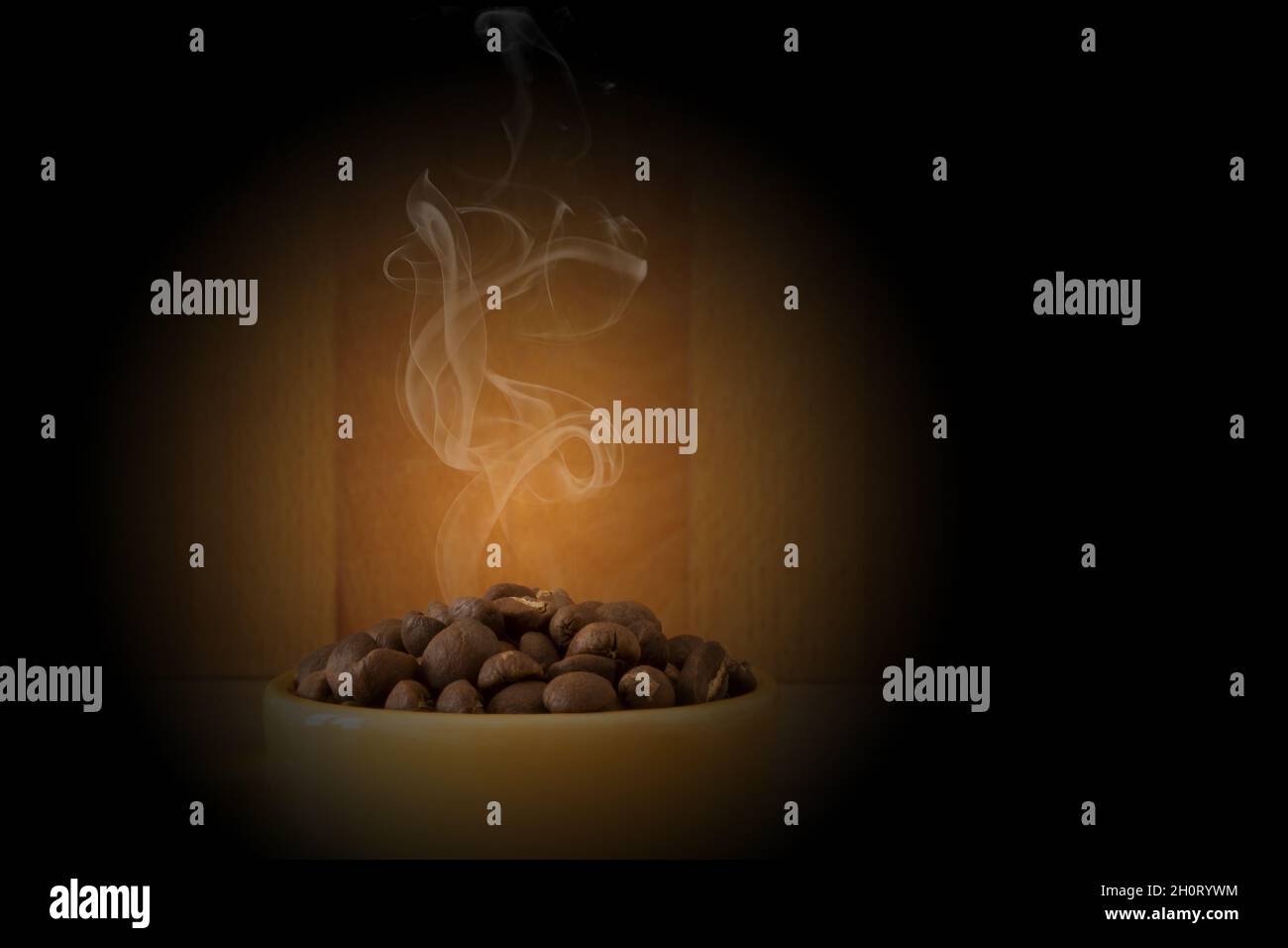 Tazzina di caffè con chicchi e fumo copia spazio Stockfoto