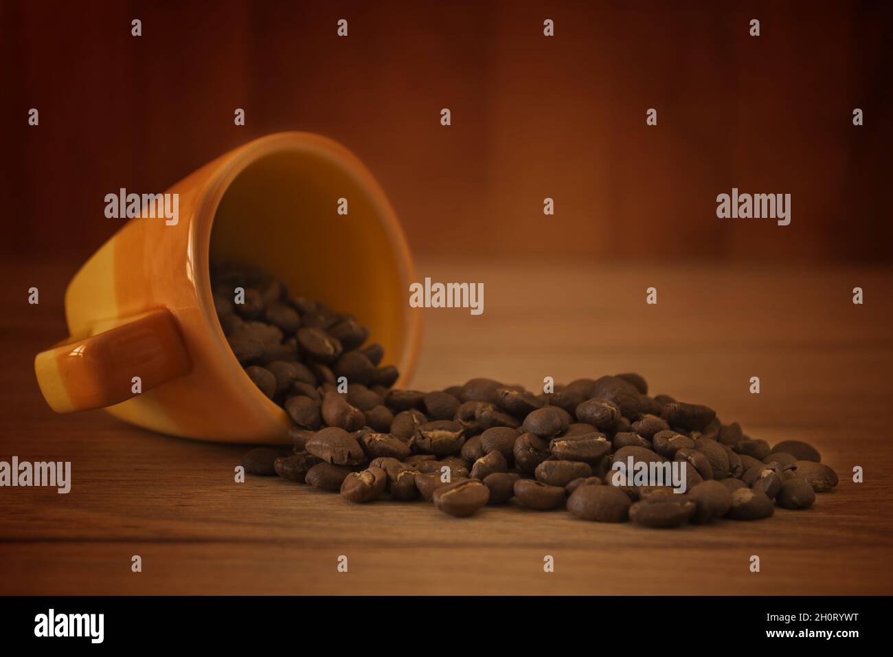Tazzina di caffè rovesciata con chicchi copia spazio Stockfoto