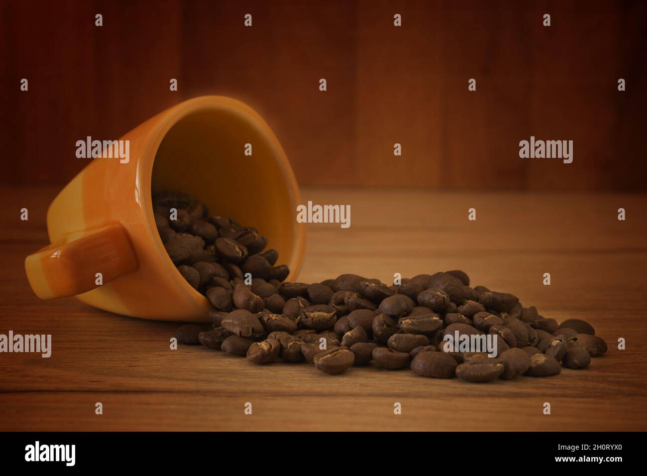 Tazzina di caffè rovesciata con chicchi copia spazio altra vista Stockfoto