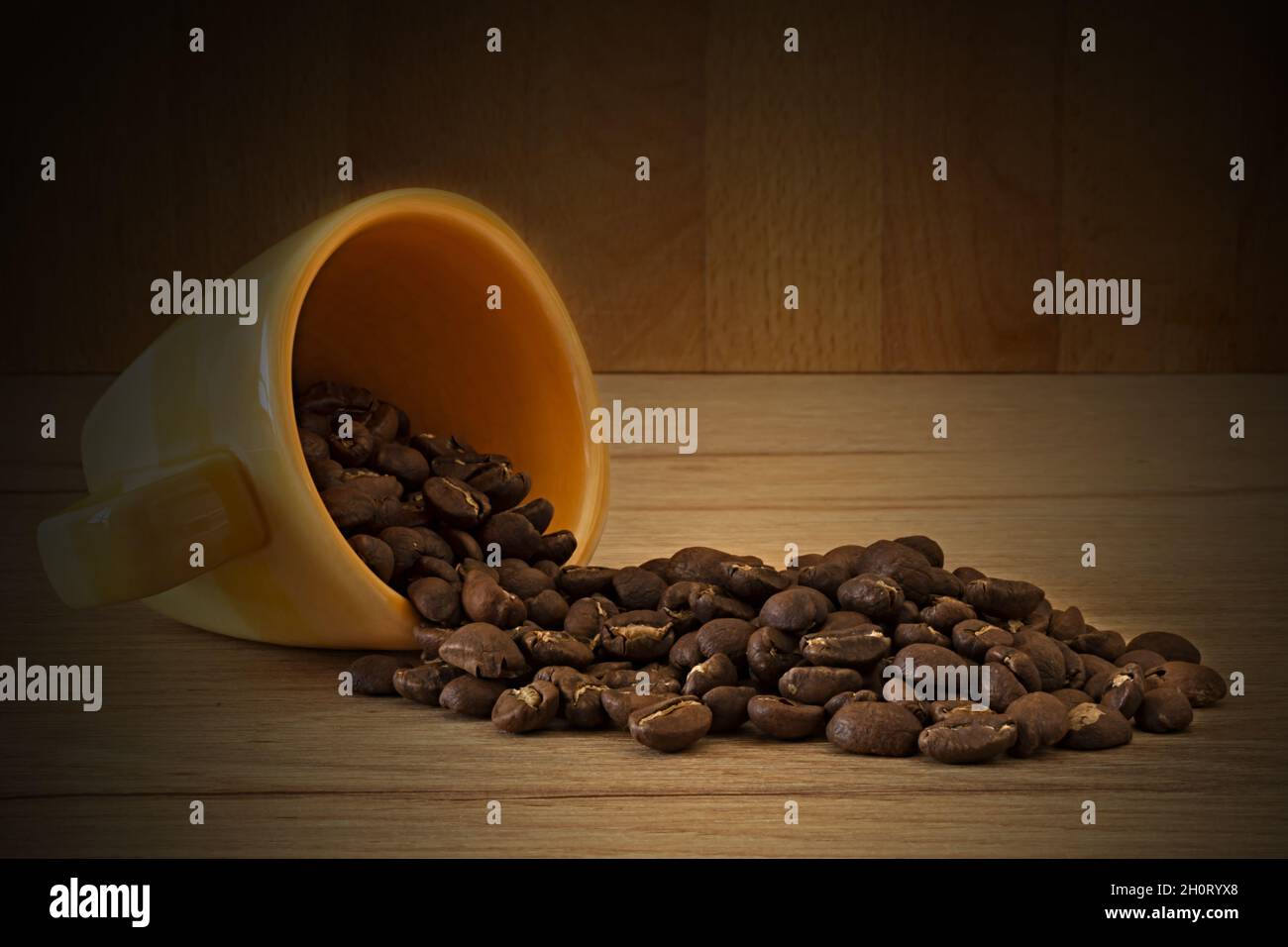 Tazzina di caffè rovesciata con chicchi copia spazio Stockfoto
