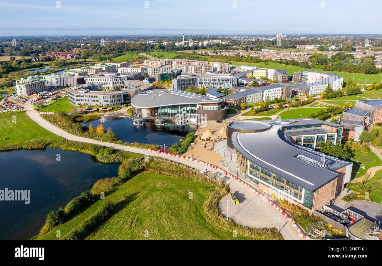 UNIVERSITY OF YORK, YORK, GROSSBRITANNIEN - 11. OKTOBER 2021. Eine Luftaufnahme der Gebäude und Schlafsäle des Campus East der Universität von York Stockfoto