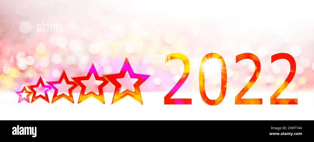 Großformat-Banner Happy New Year Celebration Konzept. 2022 und fünf Sterne auf einem bunt funkelnden Hintergrund. Stockfoto