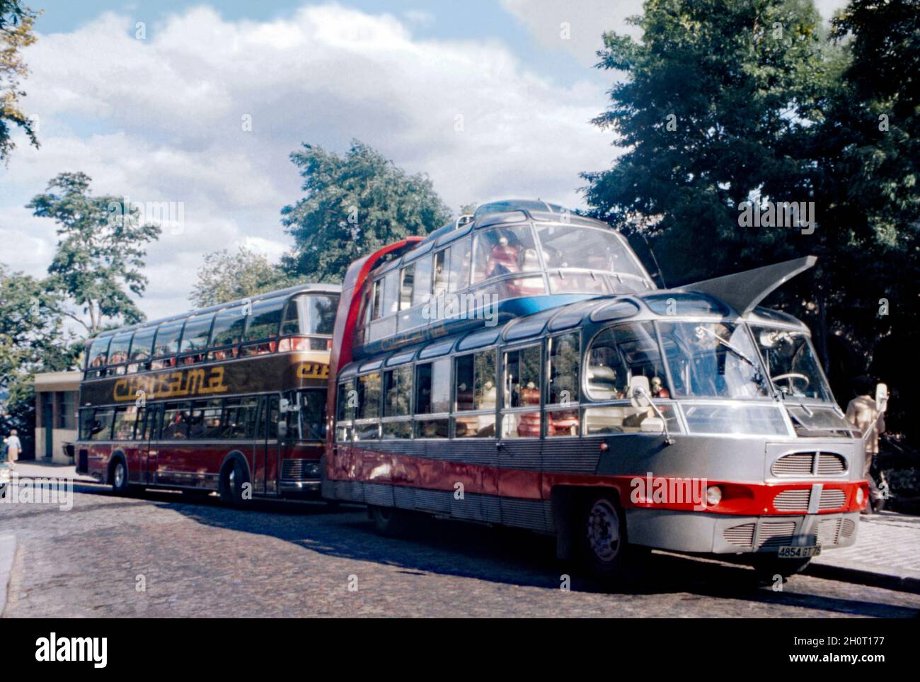 Zwei Cityrama-Reisebusse der Groupe in Paris, Frankreich, 1971. Der Bus davor ist der markante modernistische, raumzeitalterige Citroën U55 Cityrama currus. 1956 beauftragte die französische Reisefirma Groupe Cityrama den Karosseriebauer Currus mit dem Bau neuer Busse. Basis sollte das 1953 Citroën Typ 55 LKW-Chassis sein. Alle 50 Passagiere (20 auf dem Oberdeck) würden von der riesigen Anzahl an Fenstern profitieren und das Dach war einfahrbar. Currus gebaut zwischen fünf und 10 Bussen – ein altes Foto aus den 1970er Jahren. Stockfoto