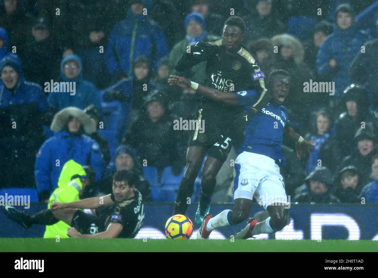 Evertons Idrissa Gueye wird von Wilfred Ndidi aus Leicester City angegangen Stockfoto