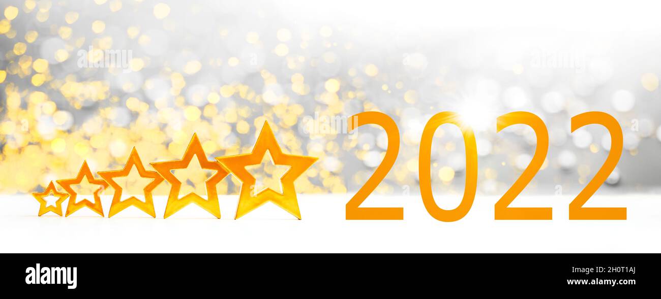 2022 und 5 goldene Sterne auf funkelndem Hintergrund. Großformat-Banner Happy New Year Celebration Konzept. Stockfoto