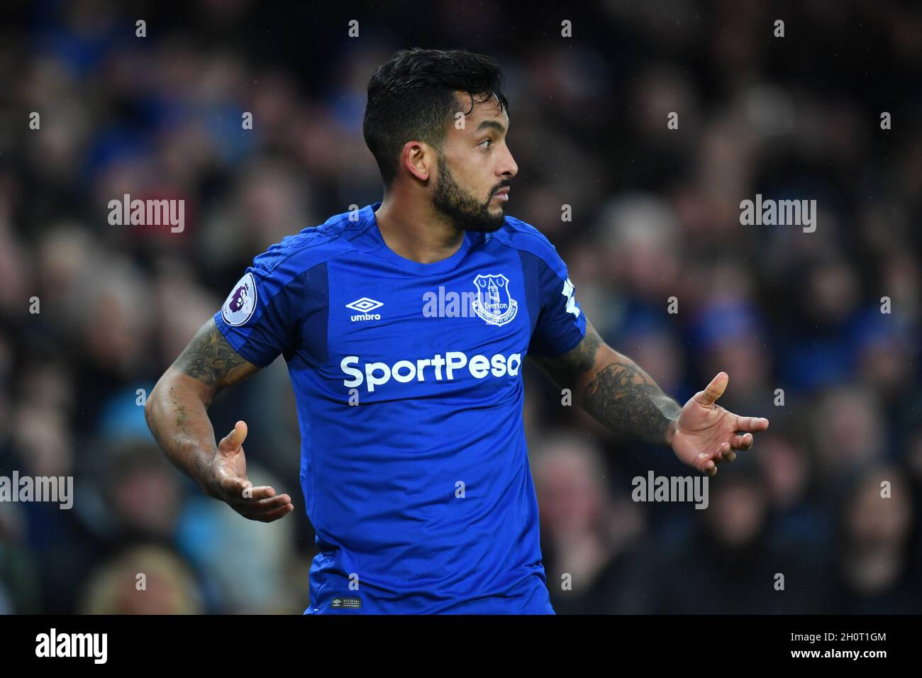 Evertons Theo Walcott reagiert auf eine Herausforderung Stockfoto