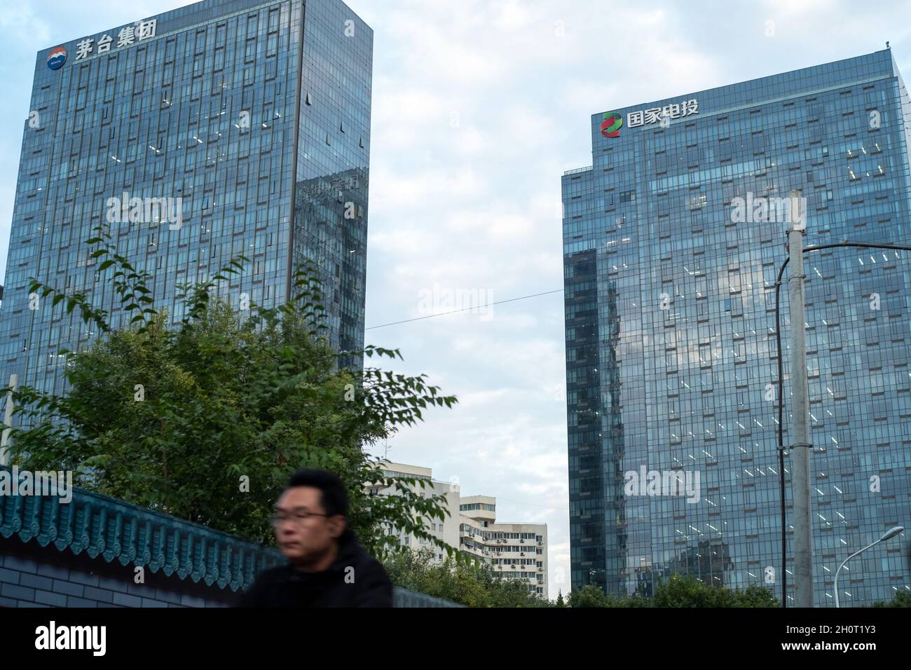 Das staatliche Moutai Group Mansion (links) und der Hauptsitz der State Power Investment Corporation Limited („SPIC“) in Peking, China. 14-Okt-2021 Stockfoto