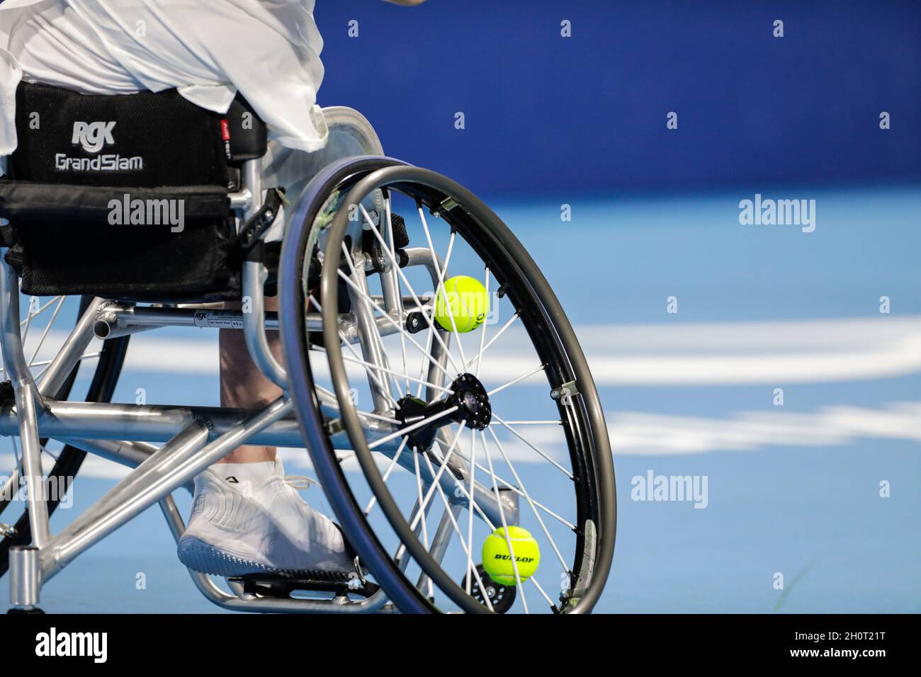 Tokio, Japan, 29. August 2021, Tokio 2020 Paralympische Spiele, Rollstuhltennis der Frauen. Details des Rollstuhls mit Bällen Stockfoto