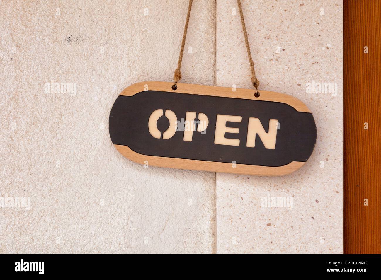 Schild am Eingang eines Ladens mit der Aufschrift „Offen“. Stockfoto
