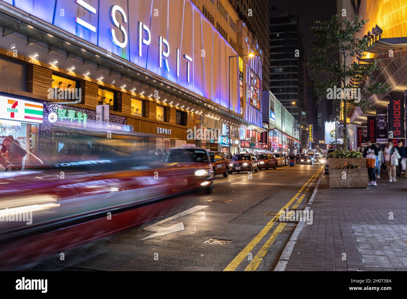 Mong Kok, Hong Kong - 02. Februar 2019 : Hong Kong überfüllte Straße des Einkaufsviertels in der Nacht Stockfoto