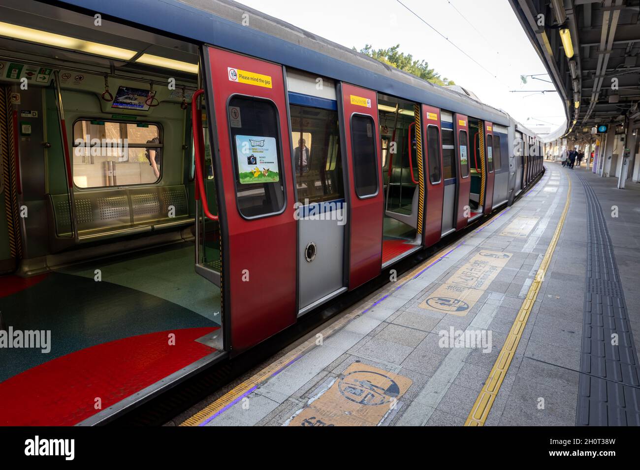 Lo Wu, Hongkong - 05. Februar 2019: Das Terminal Lo Wu ist das Ende der östlichen Eisenbahnlinie. Die Menschen fahren mit dem Zug von und nach Shenzhen und Hongkong über Lo Wu. Stockfoto