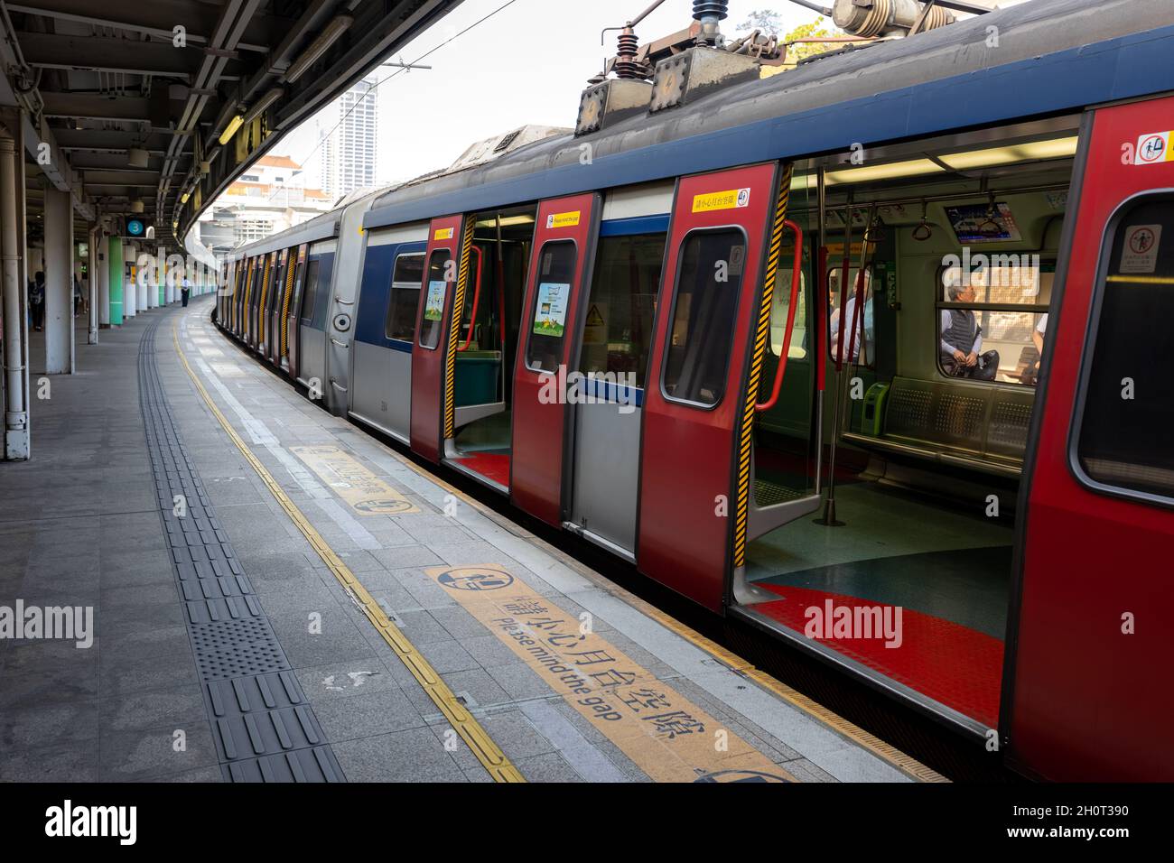Lo Wu, Hongkong - 05. Februar 2019: Das Terminal Lo Wu ist das Ende der östlichen Eisenbahnlinie. Die Menschen fahren mit dem Zug von und nach Shenzhen und Hongkong über Lo Wu. Stockfoto