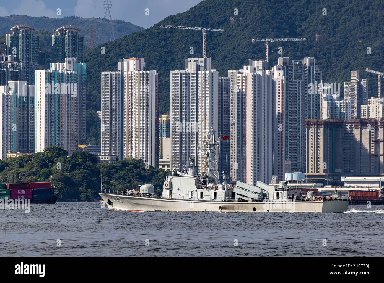 Victoria Harbour, Hong Kong - Augest 15, 2020 : Raketenkorvette vom Typ 037-II (Nummer 772) überkreuzt den Victoria-Hafen von Hong Kong, der die Marine zurückkehrte Stockfoto