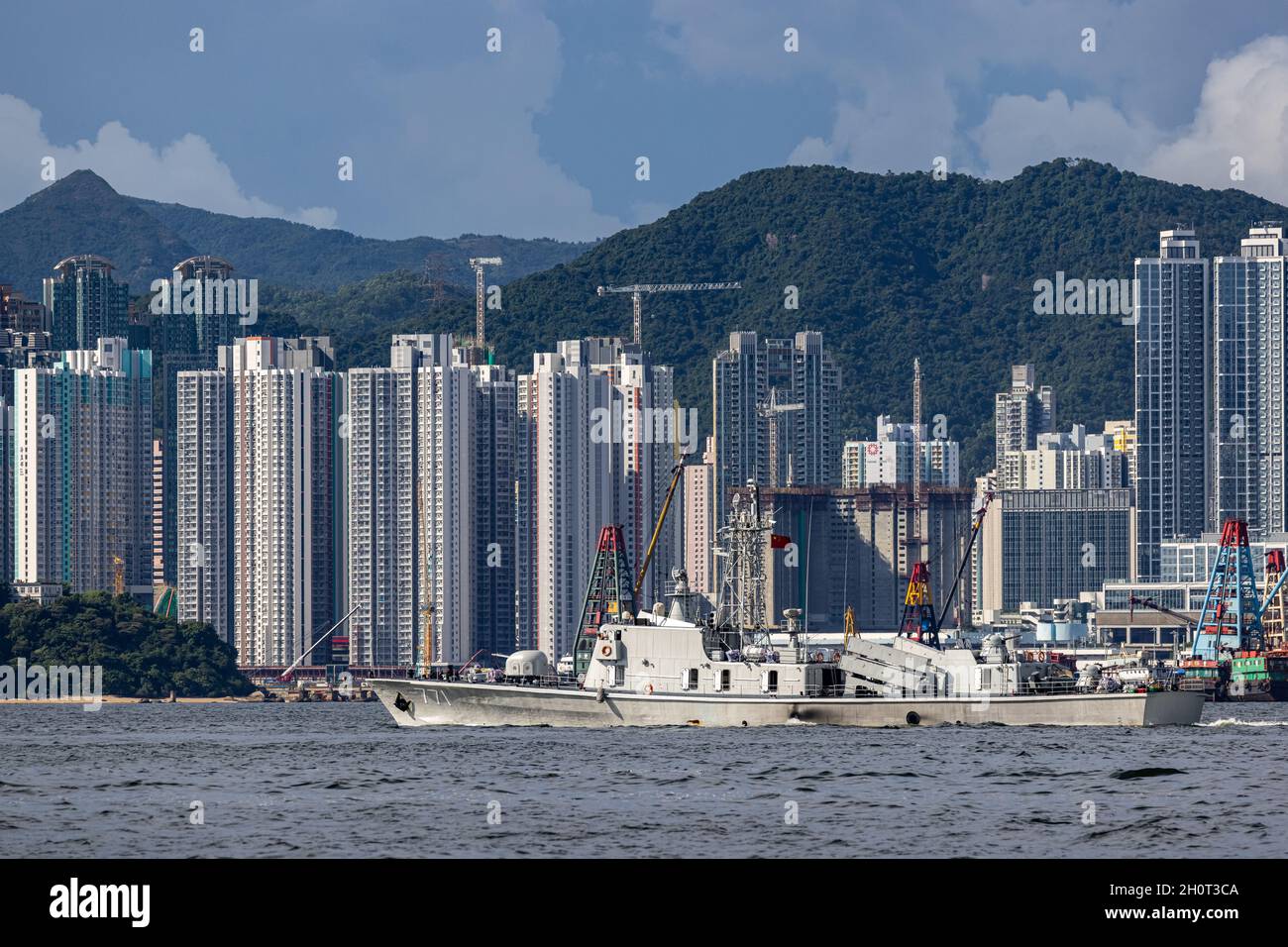 Victoria Harbour, Hong Kong - Augest 15, 2020 : Raketenkorvette vom Typ 037-II (Nummer 771) überkreuzt den Victoria-Hafen von Hong Kong, der die Marine zurückkehrte Stockfoto