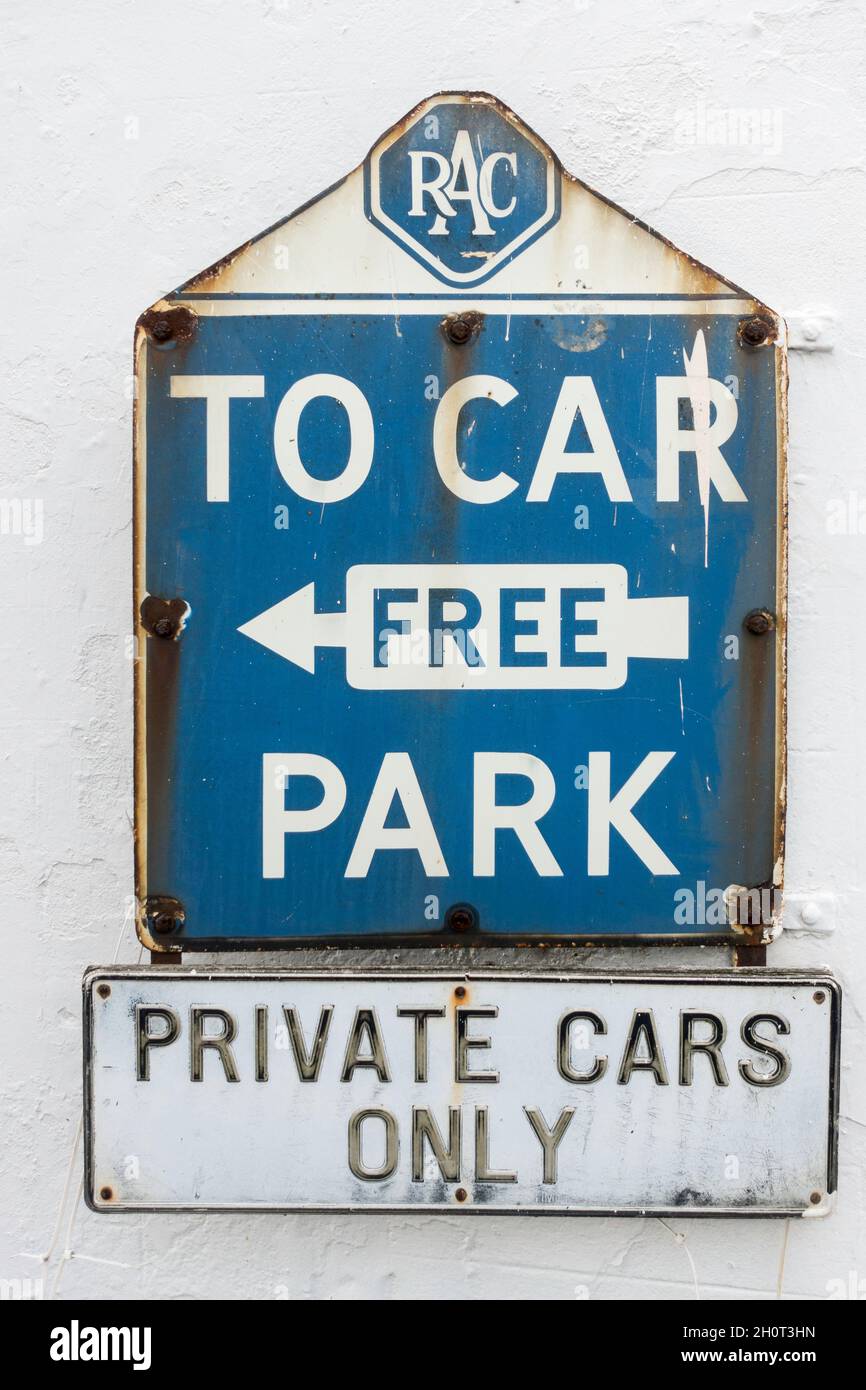 Altes RAC-Schild mit Hinweis auf einen kostenlosen Parkplatz Moffat, Dumfriesshire, Schottland, Großbritannien Stockfoto