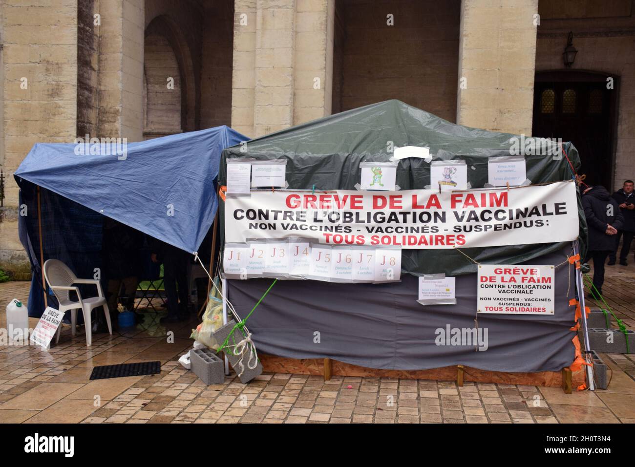 Anti-Covid-Impfprotest - Tag 8 eines Hungerstreiks, Perigueux, Frankreich 2021 Stockfoto