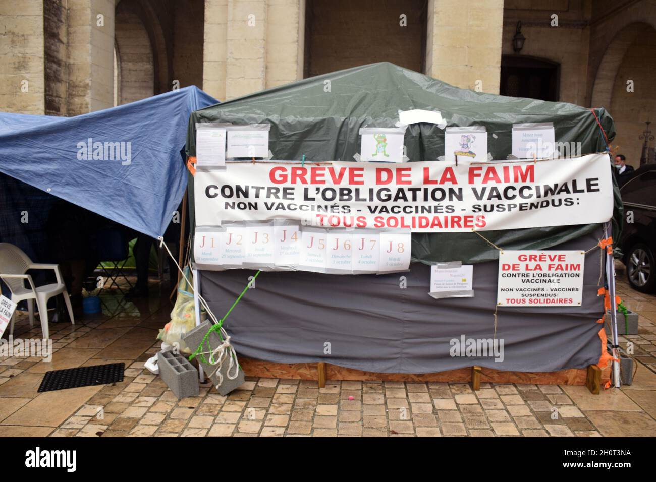 Anti-Covid-Impfprotest - Tag 8 eines Hungerstreiks, Perigueux, Frankreich 2021 Stockfoto