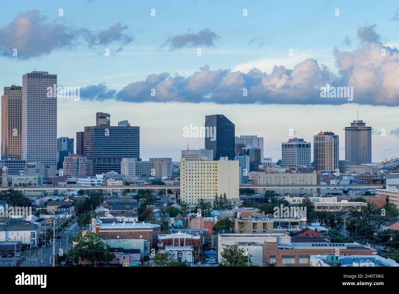 NEW ORLEANS, LA, USA - 13. OKTOBER 2021: Luftaufnahme von Hotels und Bürogebäuden im Central Business District (CBD) bei Sonnenuntergang Stockfoto