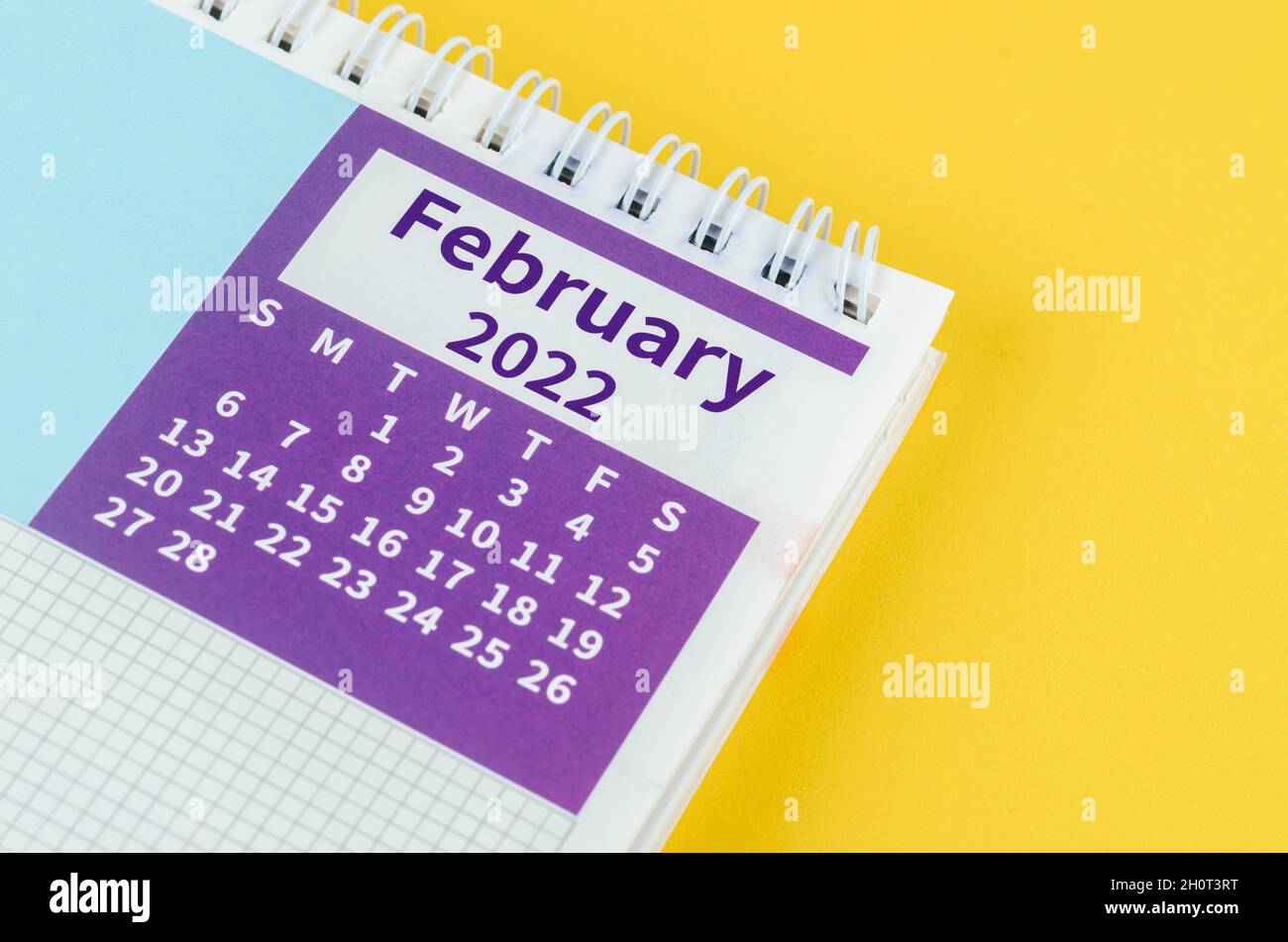 Der Tischkalender für Februar 2022 auf gelbem Hintergrund. Stockfoto