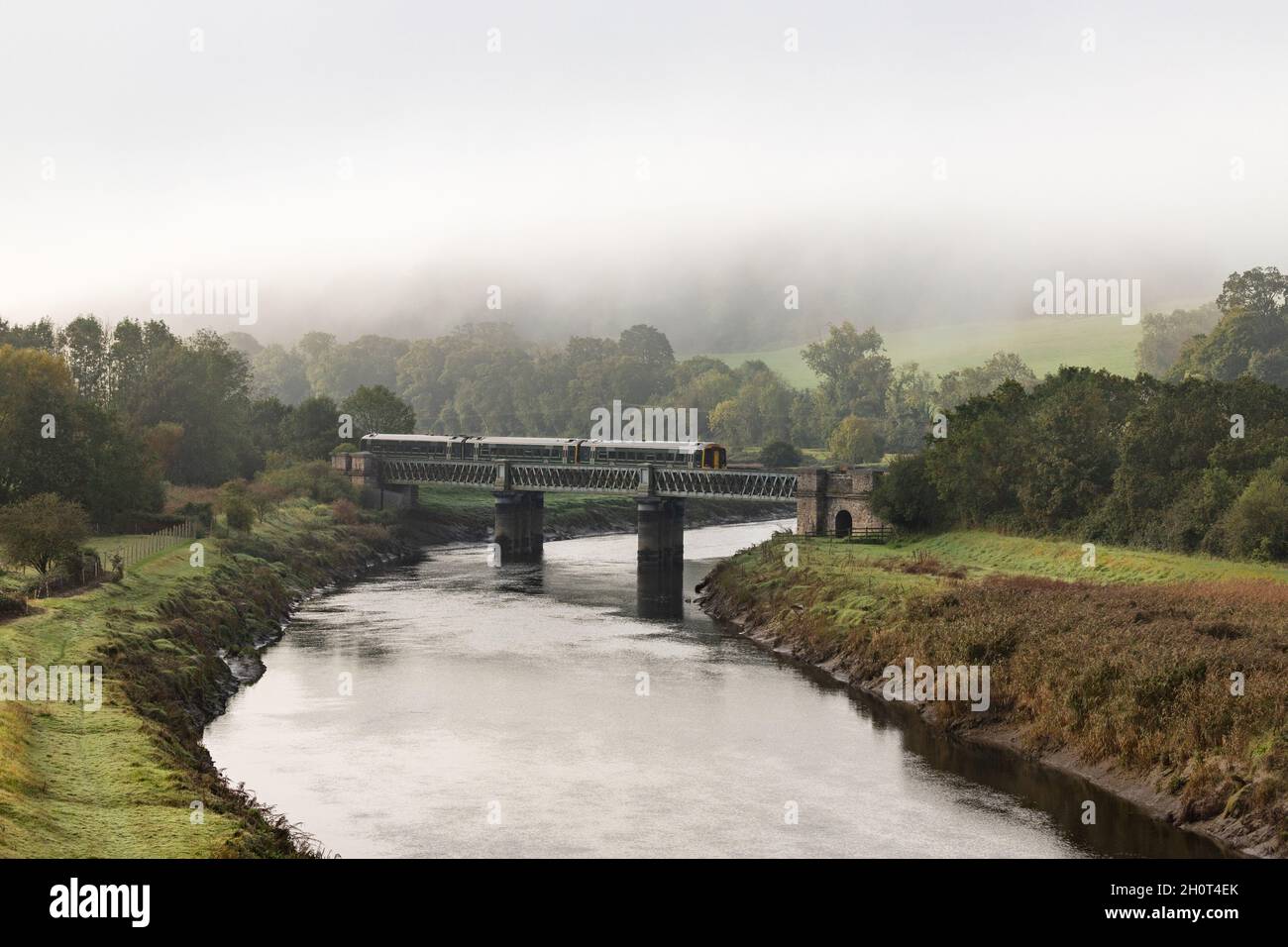 Great Western Railway Tarka Line Service von Barnstaple überquert den Fluss Taw Stockfoto