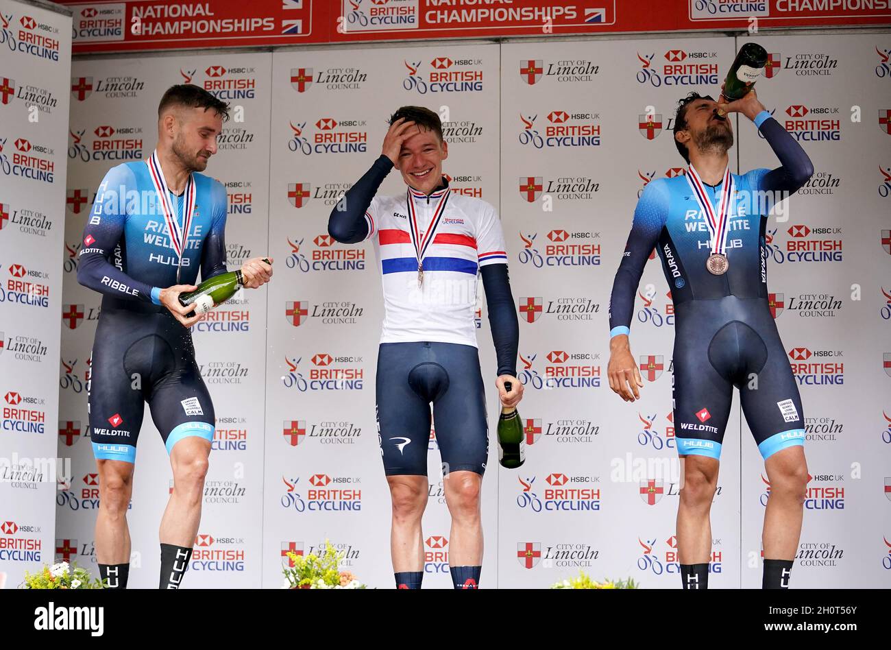 Daniel Bigham von Ribble Weldtite Pro Cycling (links), Ethan Hayter von Team Ineos Grenadiers (Goldmedaille) und James Shaw von Ribble Weldtite Pro Cycling (Bronzemedaille) auf dem Podium nach dem Elite Men's Time Trial während des British Cycling National Championships Time Trial durch Lincoln. Bilddatum: Donnerstag, 14. Oktober 2021. Stockfoto