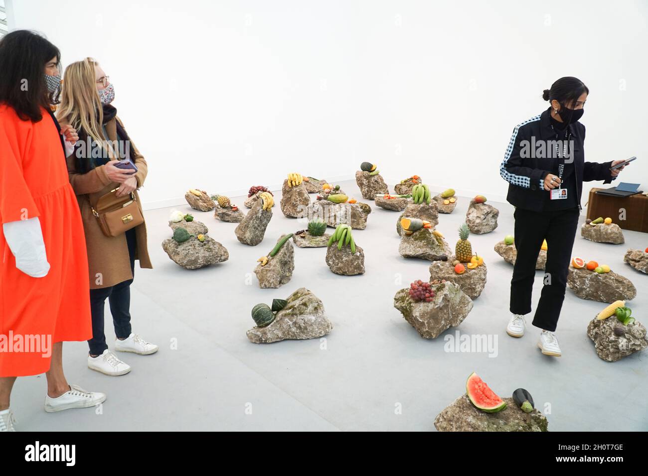 London, Großbritannien, 14. Oktober 2021: Die Frieze Art Fair eröffnet in London mit zeitgenössischer Kunst aus aller Welt. Die Installation des Künstlers Edgar Calel 'Ru k' OX k'ob'el jun ojer etemab'el (das Echo einer antiken Form des Wissens)' legt Früchte auf Felsen als Opfergaben an die Erde. Die Schau legt sowohl in den gezeigten Arbeiten als auch im Vergleich zu den Vorjahren einen Schwerpunkt auf die Vermeidung von Klimakatastrophen. Anna Watson/Alamy Live News Stockfoto