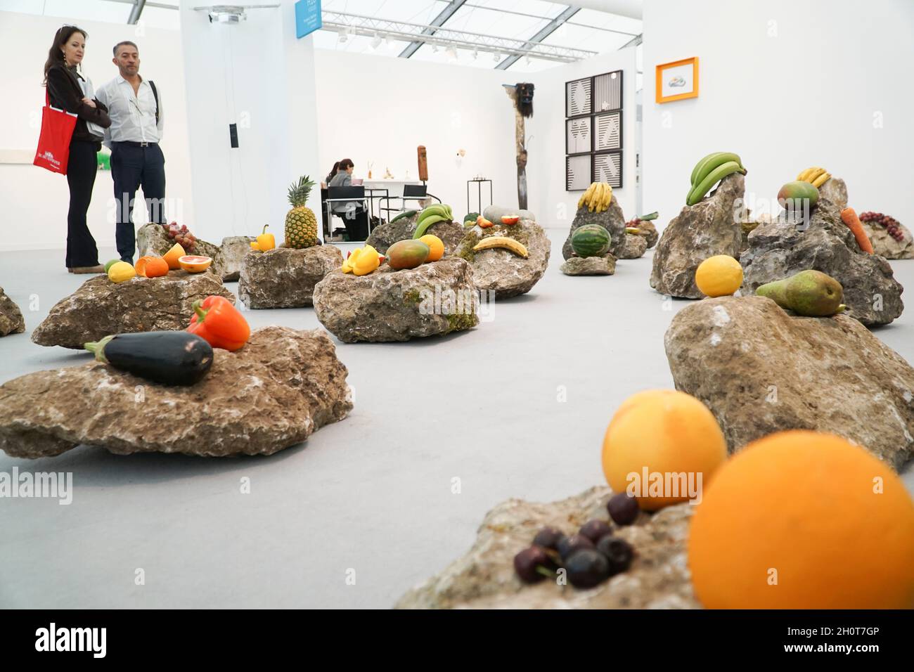 London, Großbritannien, 14. Oktober 2021: Die Frieze Art Fair eröffnet in London mit zeitgenössischer Kunst aus aller Welt. Die Installation des Künstlers Edgar Calel 'Ru k' OX k'ob'el jun ojer etemab'el (das Echo einer antiken Form des Wissens)' legt Früchte auf Felsen als Opfergaben an die Erde. Die Schau legt sowohl in den gezeigten Arbeiten als auch im Vergleich zu den Vorjahren einen Schwerpunkt auf die Vermeidung von Klimakatastrophen. Anna Watson/Alamy Live News Stockfoto