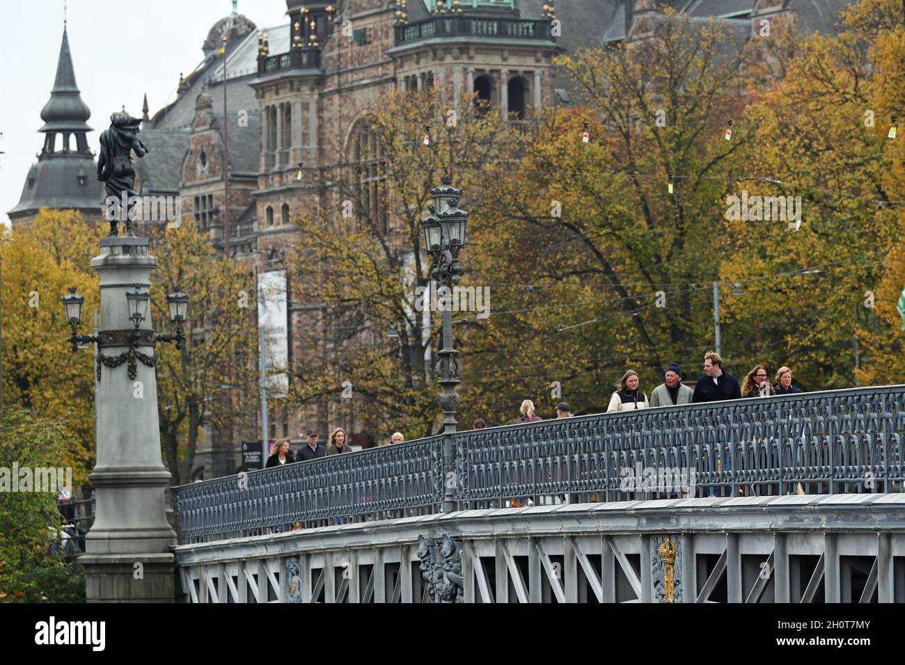 Menschen in Djurgårdsbron (der Djurgården-Brücke) in Stockholm, Schweden, am Sonntagnachmittag. Stockfoto