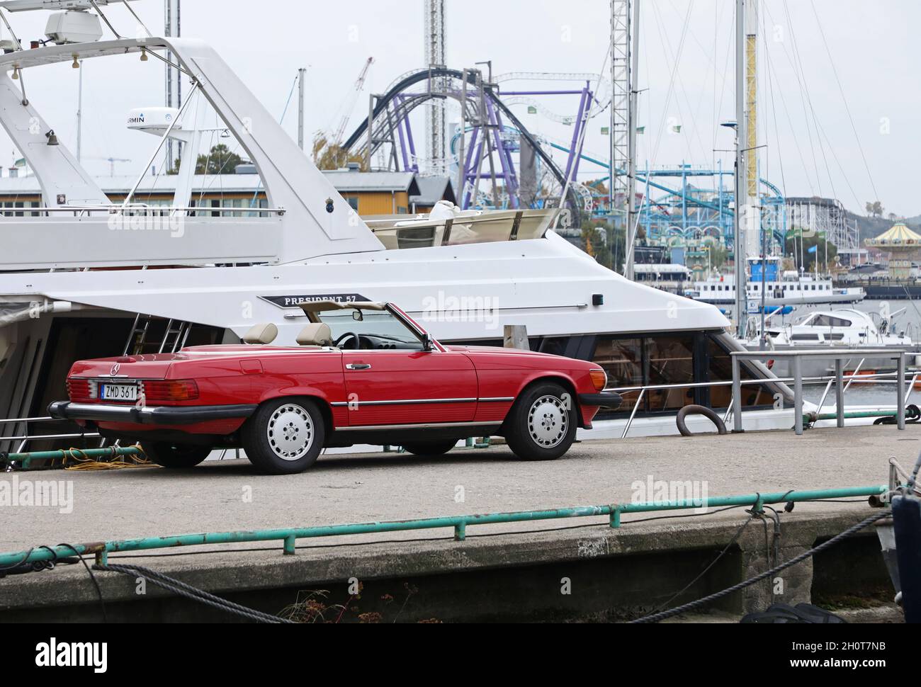 Altes Mercedes Cabrio in Stockholm, Schweden, am Sonntagnachmittag geparkt. Stockfoto