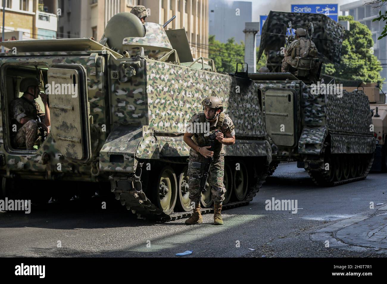 Beirut, Libanon. Oktober 2021. Gepanzerte Fahrzeuge der libanesischen Armee werden im Bereich der Zusammenstöße eingesetzt, in denen bei einem Protest von Anhängern der schiitischen Hisbollah-Bewegung gegen den Richter, der die Hafenexplosion der Stadt untersucht, in der Nähe der ehemaligen Bürgerkriegsfront zwischen muslimischen schiitischen und christlichen Gebieten Schüsse ausbrachen. Mindestens sechs Menschen wurden in Beirut getötet und 30 verletzt, als bei einem Protest gegen den Richter, der die Explosion im Hafen der Stadt im vergangenen Jahr untersucht, ein Schießfeuer ausbrach, sagte das libanesische Rote Kreuz. Quelle: Marwan Naamani/dpa/Alamy Live News Stockfoto