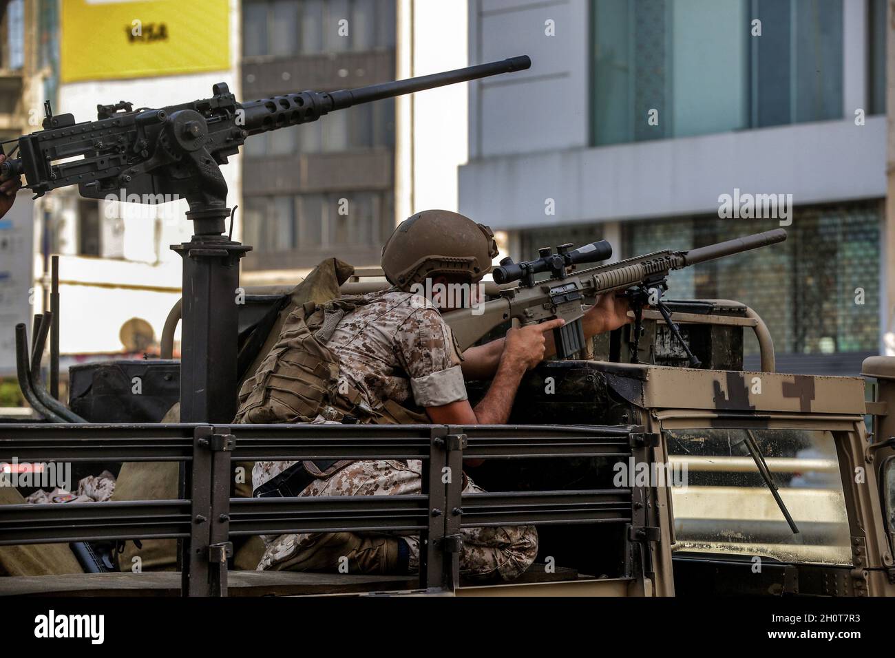 Beirut, Libanon. Oktober 2021. Ein libanesischer Soldat nimmt eine Zielposition in dem Gebiet ein, in dem bei einem Protest von Anhängern der schiitischen Hisbollah-Bewegung gegen den Richter, der die Hafenexplosion der Stadt untersucht, in der Nähe der ehemaligen Bürgerkriegsfront zwischen muslimischen schiitischen und christlichen Gebieten Schüsse ausbrachen. Mindestens sechs Menschen wurden in Beirut getötet und 30 verletzt, als bei einem Protest gegen den Richter, der die Explosion im Hafen der Stadt im vergangenen Jahr untersucht, ein Schießfeuer ausbrach, sagte das libanesische Rote Kreuz. Quelle: Marwan Naamani/dpa/Alamy Live News Stockfoto