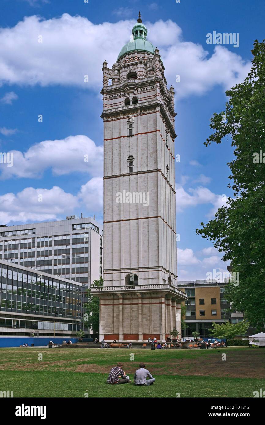 London, England - 13. Juli 2009: Innenhof des Imperial College, London, England, zeigt seinen viktorianischen Glockenturm aus dem Jahr 1887 Stockfoto