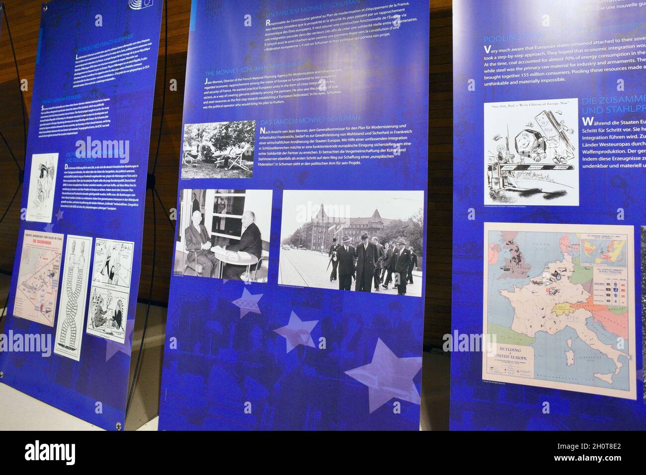 Das Europäische Parlament in Straßburg während der Woche der Parlamentssitzung im Oktober 2021. Außenaufnahmen, Innenräume, Flaggen, Parvis, alte Plakate von Simone Veil und Louise Weiss, Kommunikation über die Geschichte dieser europäischen Institution, von Robert Schumann, der neben Jean Monnet, Konrad Adenauer, Johan Willem Beyen, Paul-Henri Spaak, Joseph Bech und Alcide De Gasperi als eine der Gründungsinstitutionen des europäischen Aufbaus gilt. An verschiedenen Orten des Europäischen Parlaments illustrieren viele Plakate die Zukunft Europas und die zukünftigen Generationen.9. Oktober 2021, in Strasbourg Northeaster Stockfoto