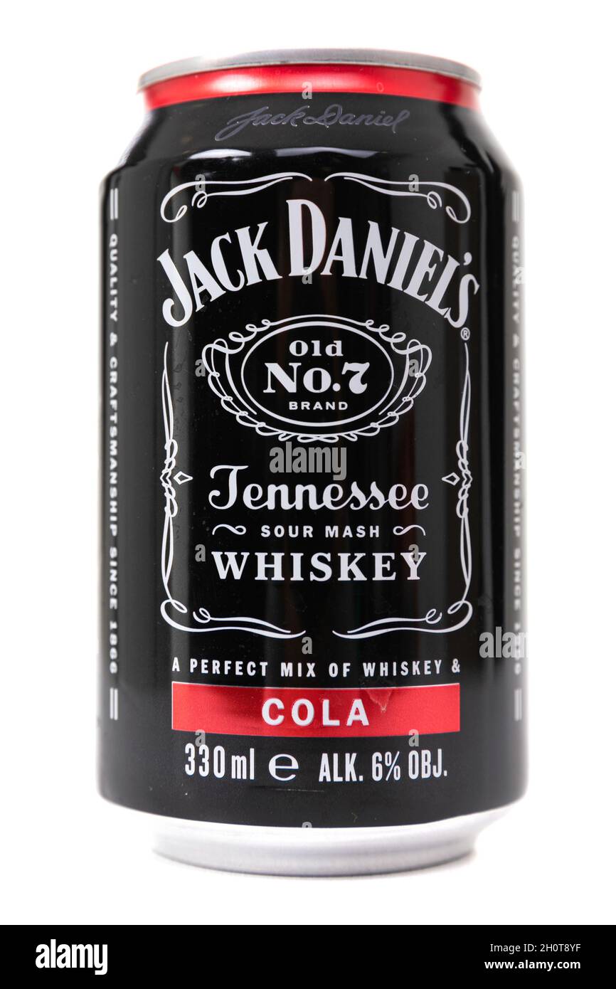 MINSK, WEISSRUSSLAND - 14. Okt 2021: Jack daniels Cocktail Whiskey mit Cola in einer Aluminiumkiste, Nahaufnahme auf weißem Hintergrund Stockfoto