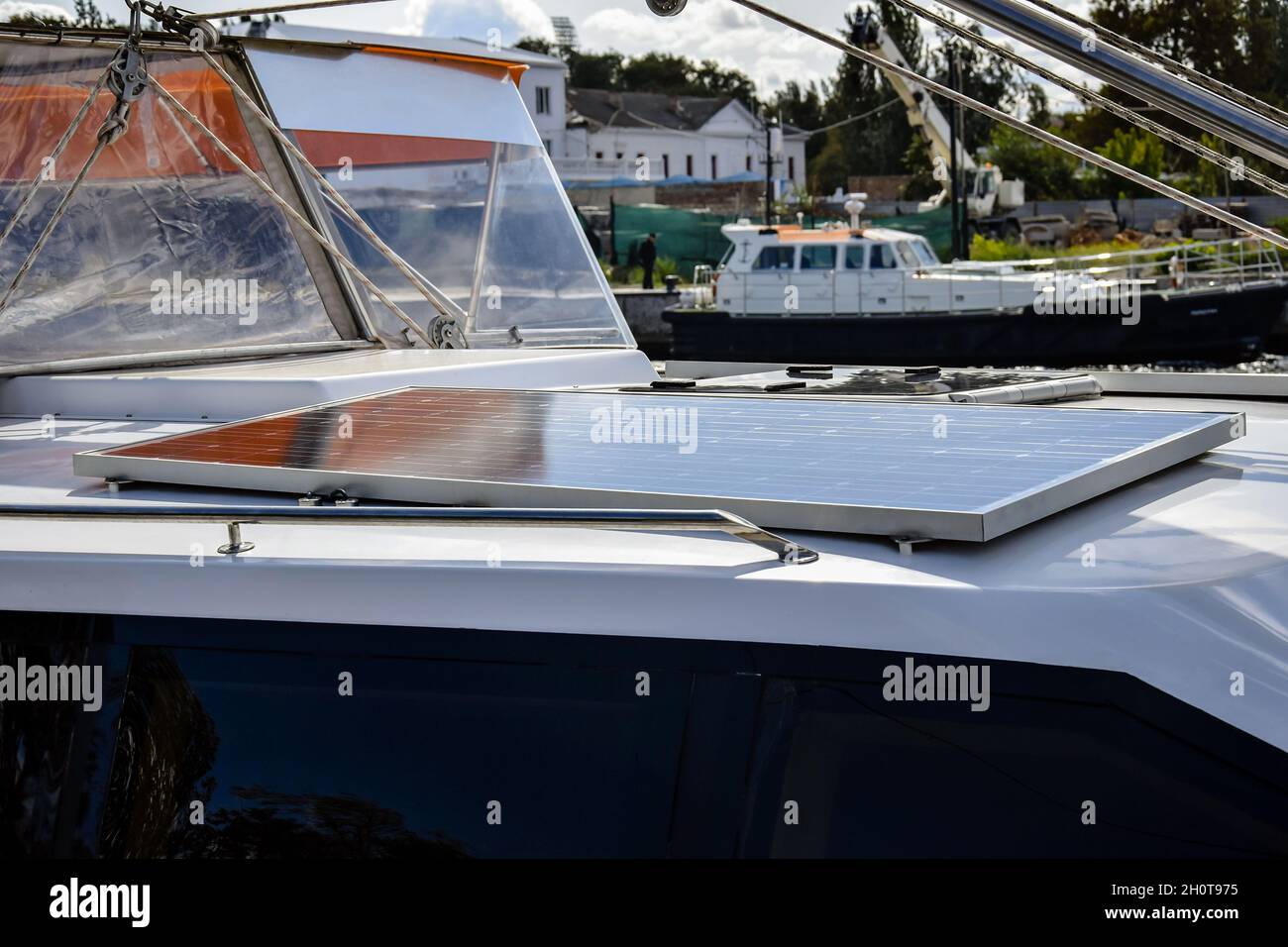 Solarpanel auf dem Bug einer kleinen Yacht montiert. Parken am Pier. Nahaufnahme. Selektiver Fokus. Speicherplatz kopieren. Stockfoto