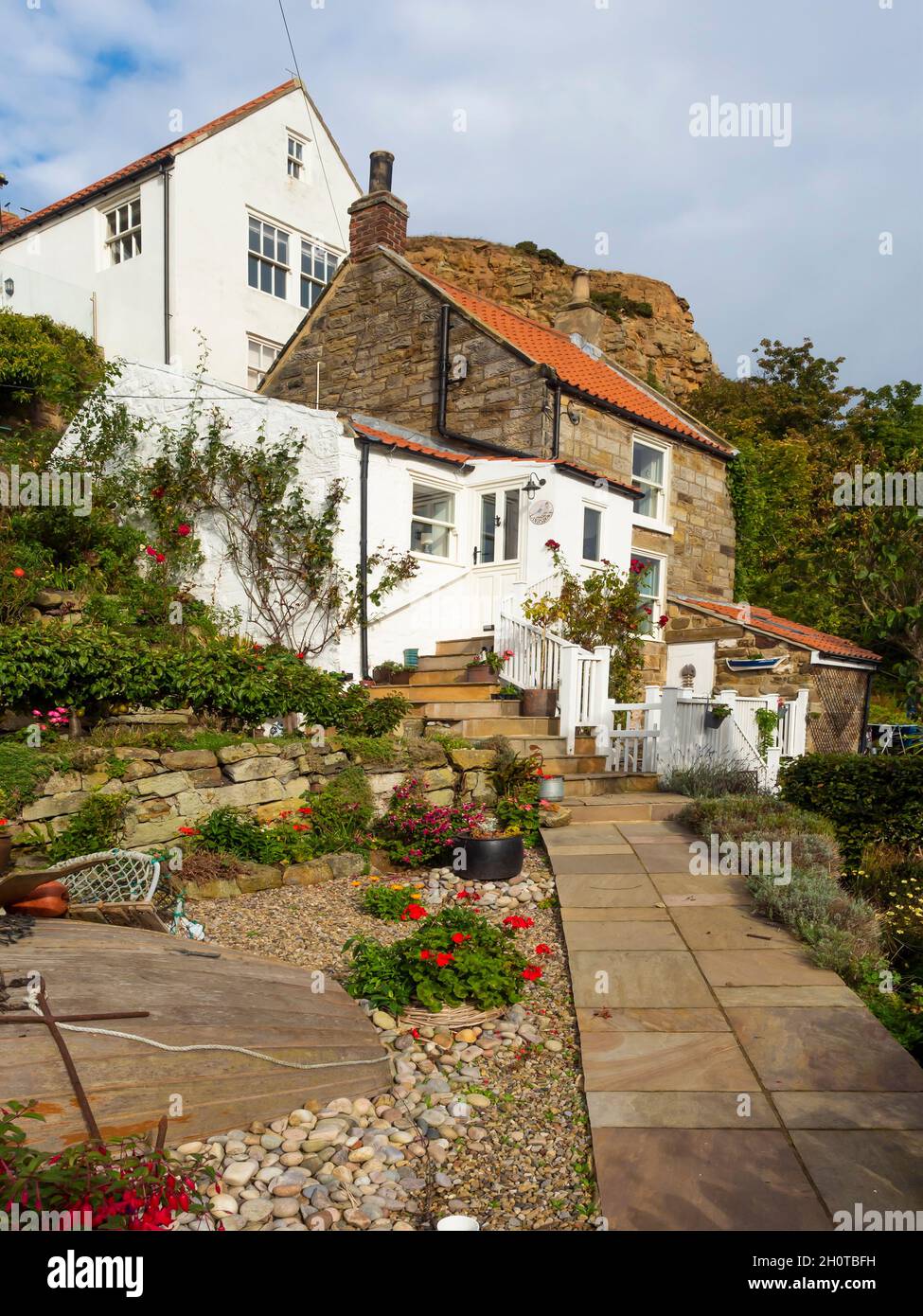 Im Frühherbst sind die kleinen Gärten im Dorf Runswick gut gepflegt und farbenfroh Stockfoto