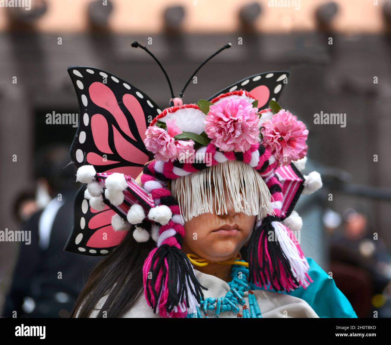 Indianische Tänzer aus dem Zuni Pueblo in New Mexico treten bei einer Veranstaltung zum Tag der indigenen Völker in Santa Fe, New Mexico, auf. Stockfoto