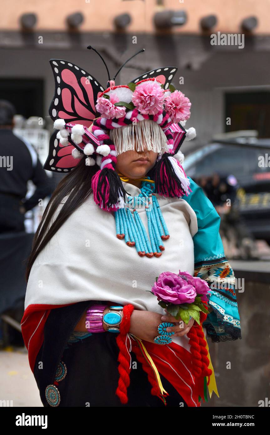 Indianische Tänzer aus dem Zuni Pueblo in New Mexico treten bei einer Veranstaltung zum Tag der indigenen Völker in Santa Fe, New Mexico, auf. Stockfoto