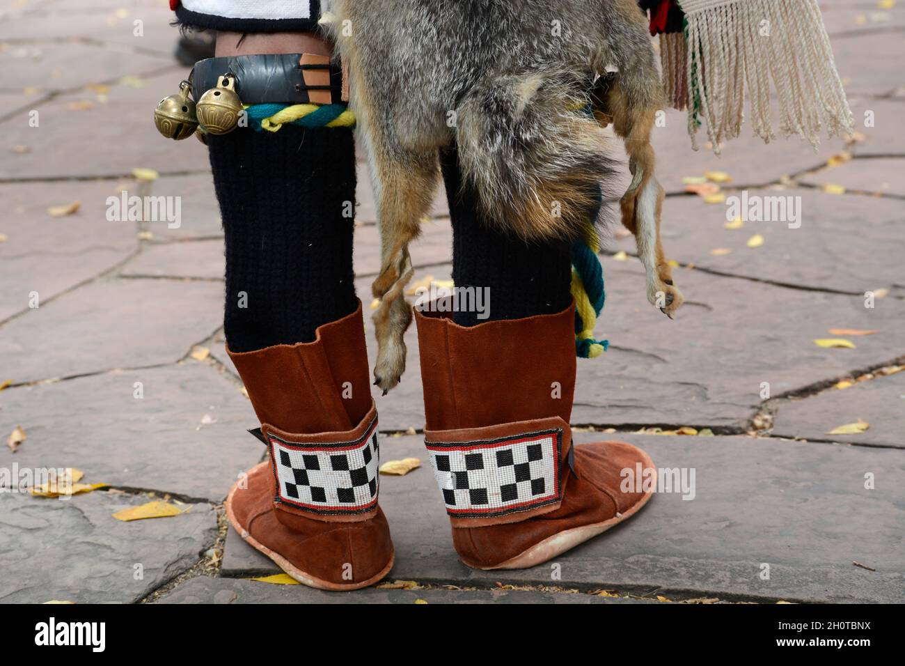 Eine indianische Tänzerin aus dem Zuni Pueblo in New Mexico tritt bei einer Veranstaltung zum Tag der indigenen Völker in Santa Fe, New Mexico, auf. Stockfoto