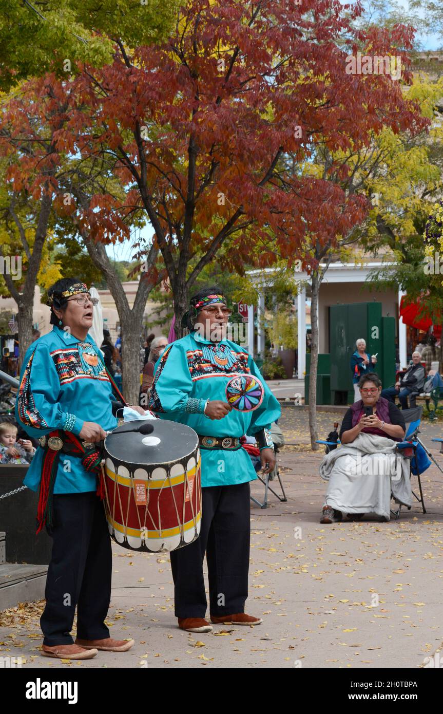 Indianische Trommler für eine Tanzgruppe aus Zuni Pueblo in New Mexico treten bei einer Veranstaltung zum Tag der indigenen Völker in Santa Fe, New Mexico, auf. Stockfoto