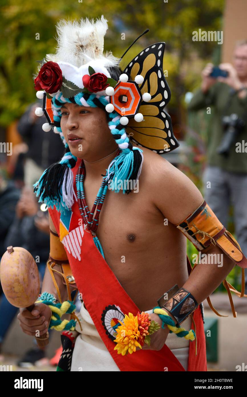 Indianische Tänzer aus dem Zuni Pueblo in New Mexico treten bei einer Veranstaltung zum Tag der indigenen Völker in Santa Fe, New Mexico, auf. Stockfoto