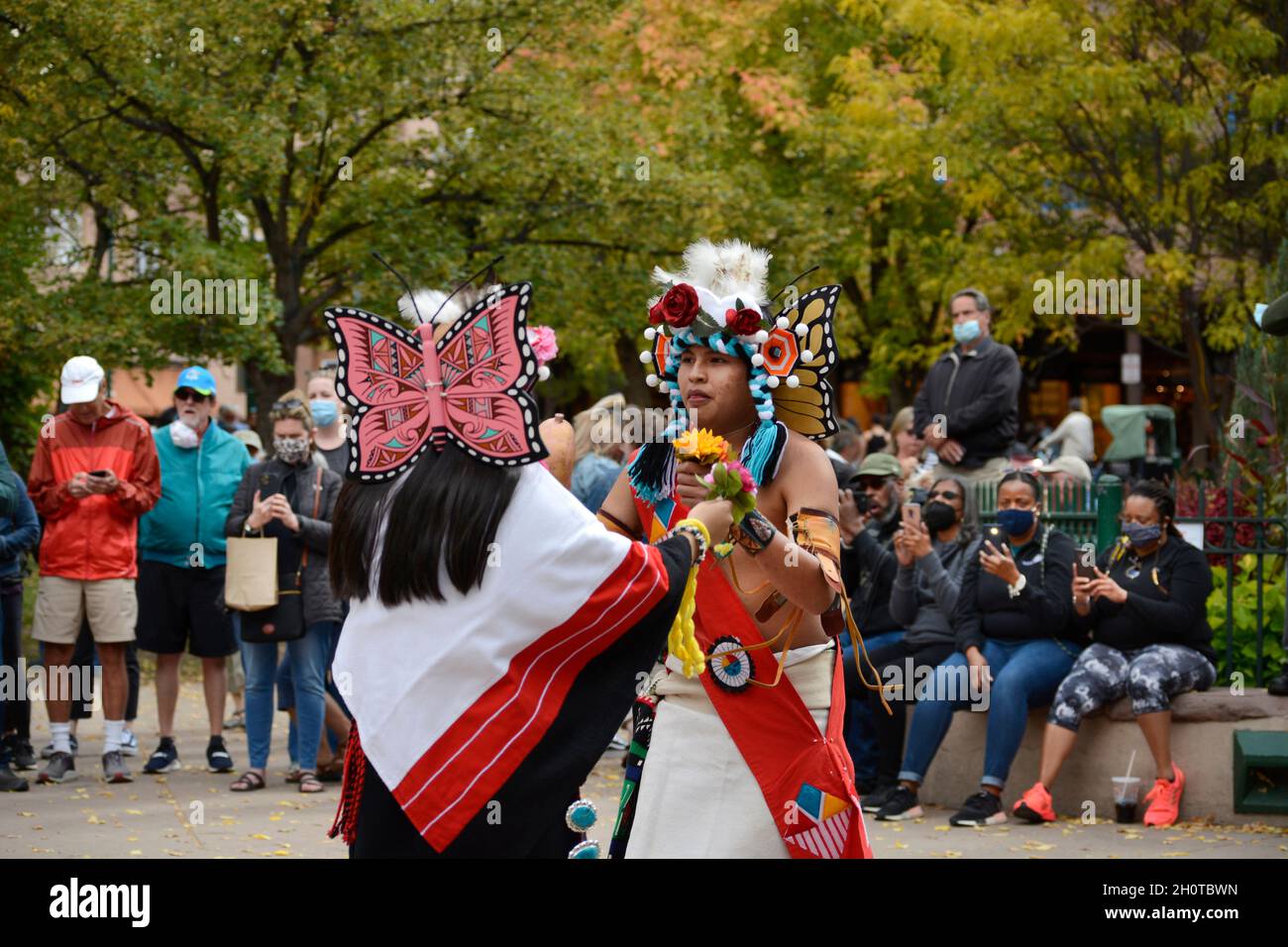 Indianische Tänzer aus dem Zuni Pueblo in New Mexico treten bei einer Veranstaltung zum Tag der indigenen Völker in Santa Fe, New Mexico, auf. Stockfoto